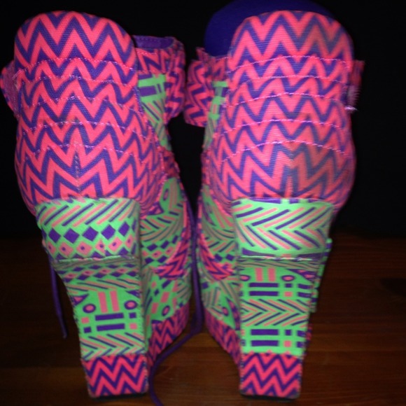 Shoes - Picture 4 of 4