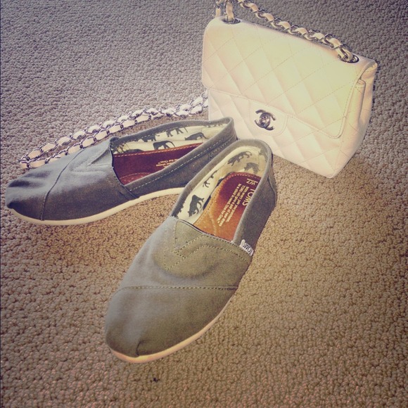 TOMS Women's 7 Olive Green