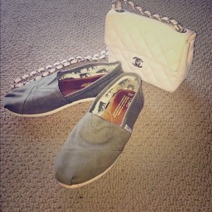 TOMS Women's 7 Olive Green