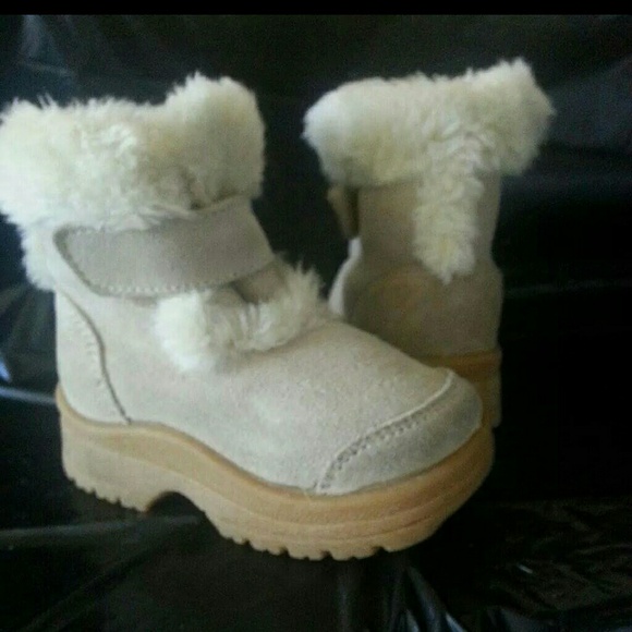 SOLD SOLD SOLD💕 Toddler shoes boots with fur 💕