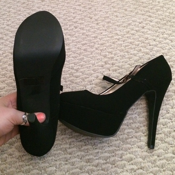 Black heels - Picture 2 of 3