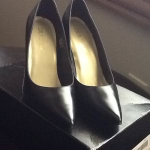 Pointed-toe Pump
