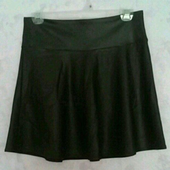🚫Sold on Vinted🚫Black faux leather skater skirt - Picture 2 of 4