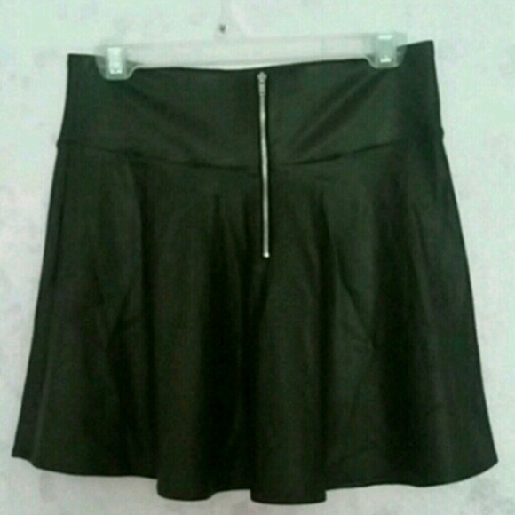 🚫Sold on Vinted🚫Black faux leather skater skirt - Picture 3 of 4