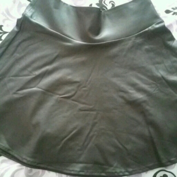 🚫Sold on Vinted🚫Black faux leather skater skirt - Picture 4 of 4