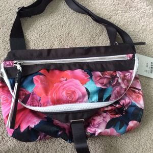 Nwt lululemon go lightly floral bag in sega