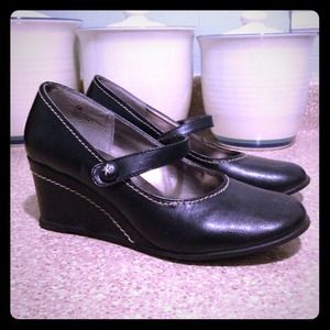 **TRADED** Black Wedges