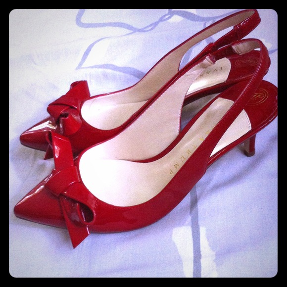 NWOB red patent leather bow sling kitten heels
