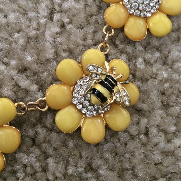 Yellow daisy with bee necklace - Picture 2 of 3