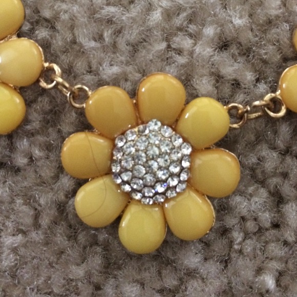 Yellow daisy with bee necklace - Picture 3 of 3