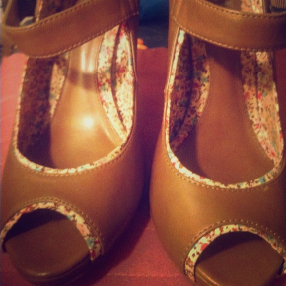 Cute Floral Print Heels!