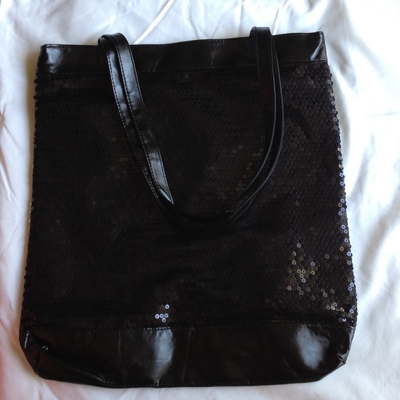 BLACK PURSE!