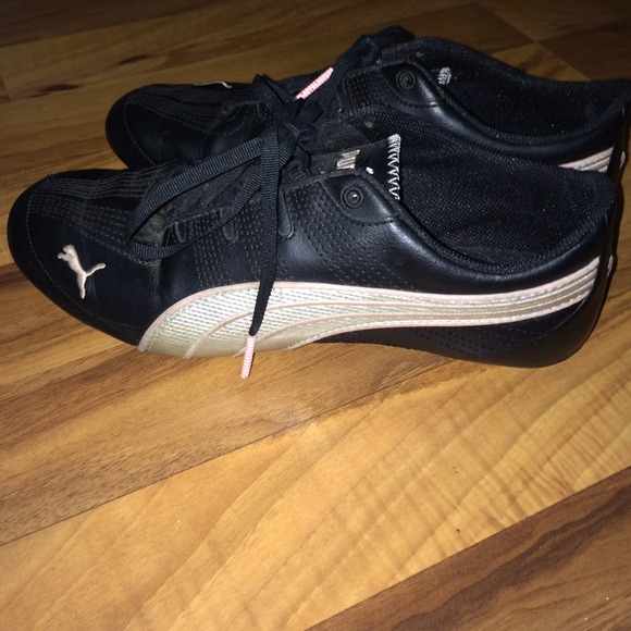 Black and pink leather Puma tennis shoe