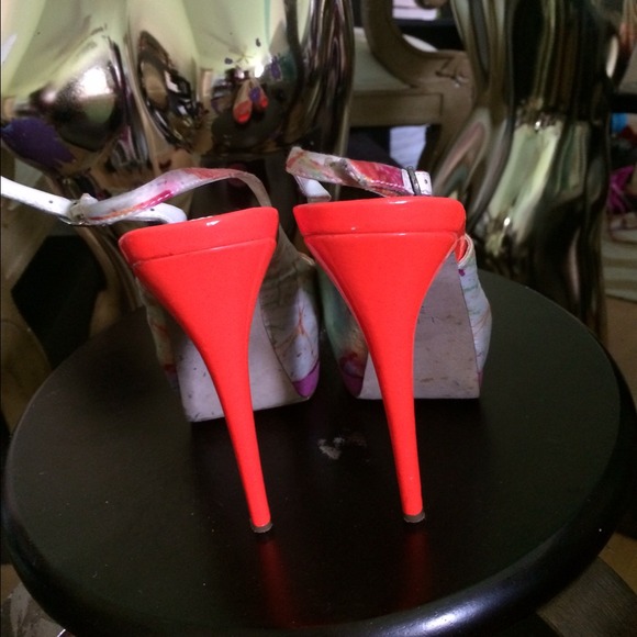 Hot Heels! - Picture 2 of 4