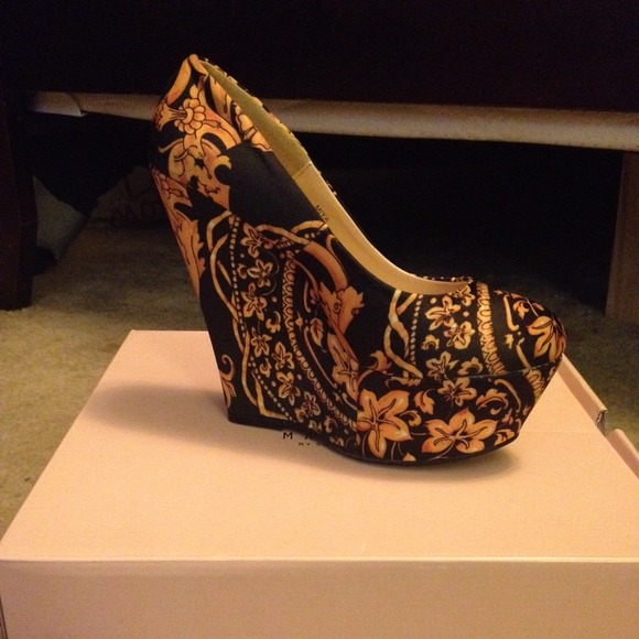 Black and gold wedges' never worn - Picture 2 of 2