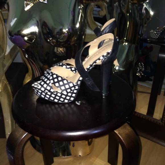 Hot Heels - Picture 3 of 3