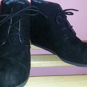 Black wedges