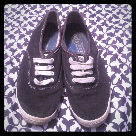 Size 6 black keds