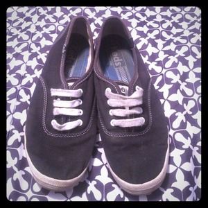 Size 6 black keds