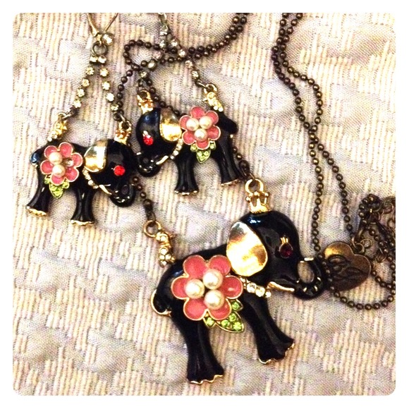 Earing and necklace