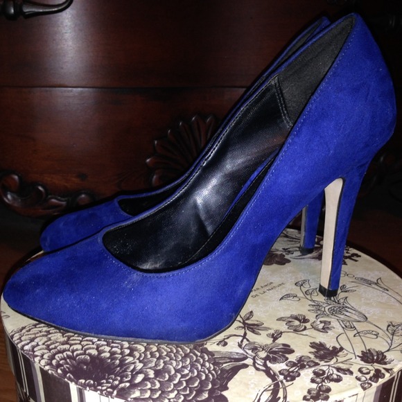 🌟Priced Reduced🌟Rock & Republic suede heels!