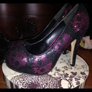 🌟Price Reduced🌟Pink & black sequin skull heels.