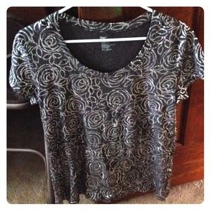 Gray tee with silver foil rose pattern