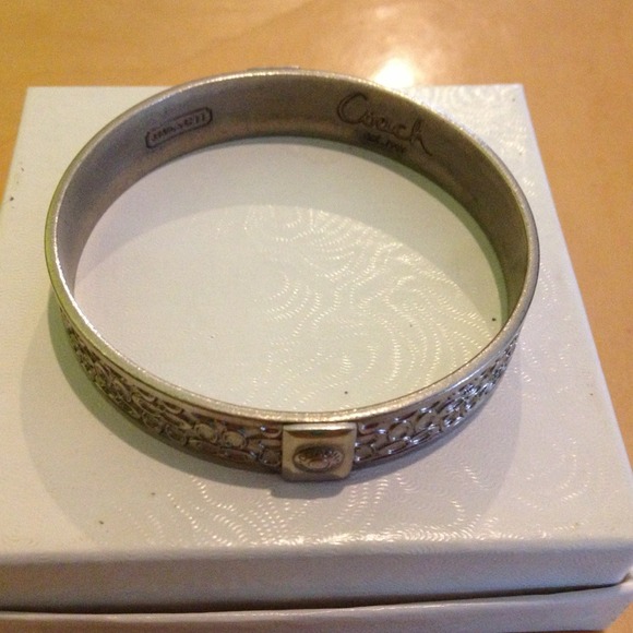 Silver-colored Coach bracelet.🔅 Authentic!🔅