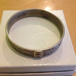 Silver-colored Coach bracelet.🔅 Authentic!🔅