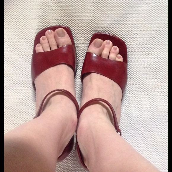 BCBG MAXAZRIA Deep Red Leather Sandals 6M - Picture 1 of 4