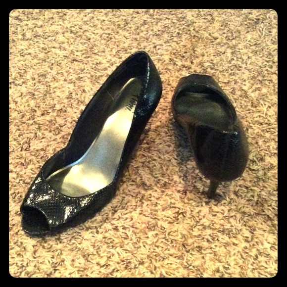 Size 8W Black peep toe 3" heels