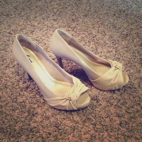 NEW   Nude heels