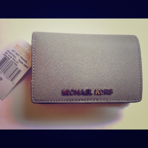 ON HOLD! MICHAEL KORS JET SET TRAVEL WALLET!