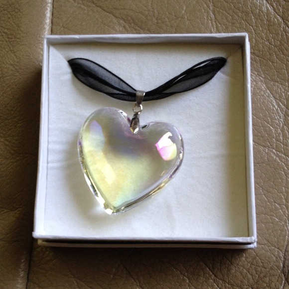 Glass heart necklace - Picture 2 of 3
