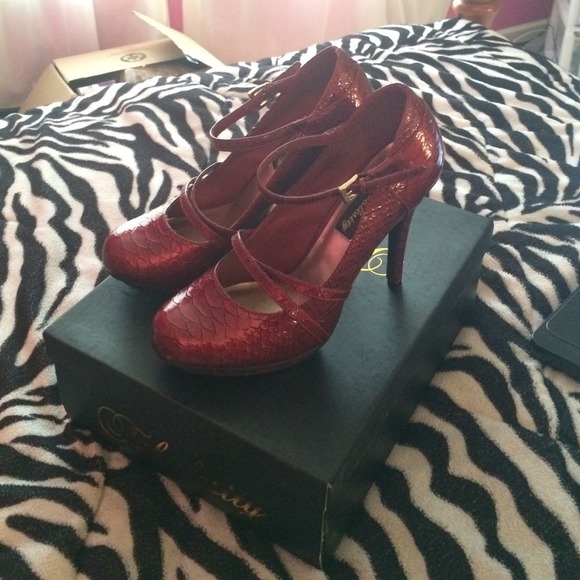 Round-toe Ankle Strap Pumps