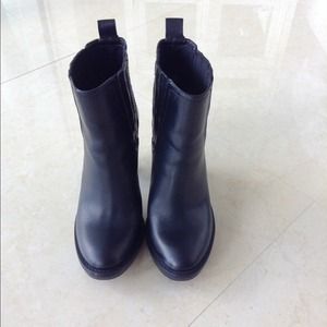 Tory Burch black leather platform ankle boots !