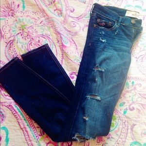 Size 3 W 26 Hollister ripped jeans.