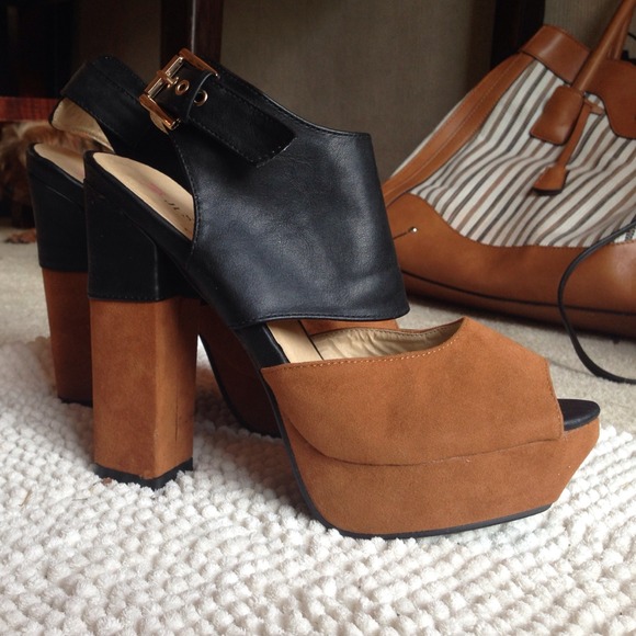 Color block ankle strap chunk heels