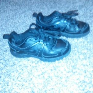 Tennis shoes