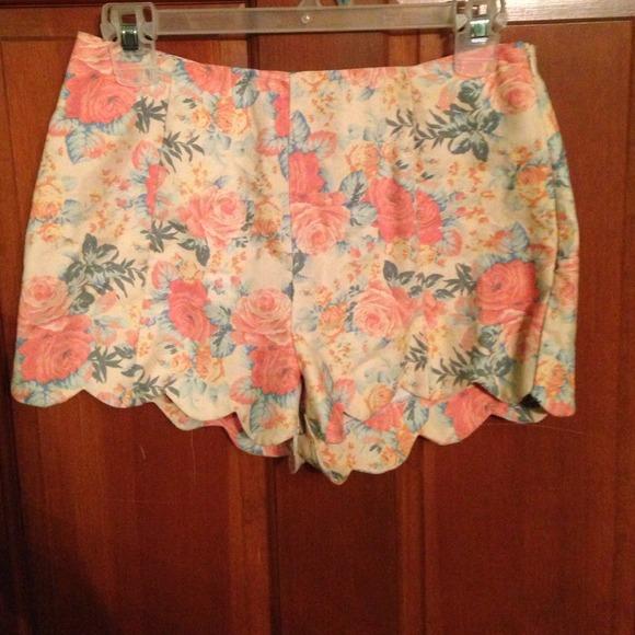 Scalloped floral short