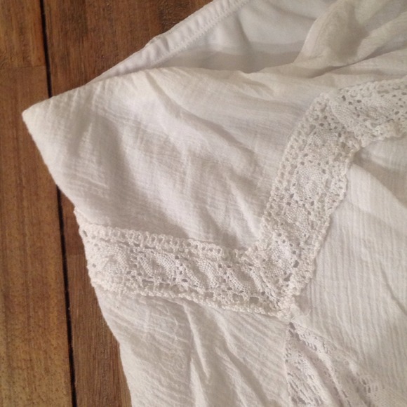 White skirt with lace, stretch waste, no stains - Picture 2 of 3