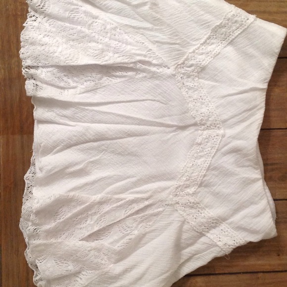 White skirt with lace, stretch waste, no stains - Picture 3 of 3