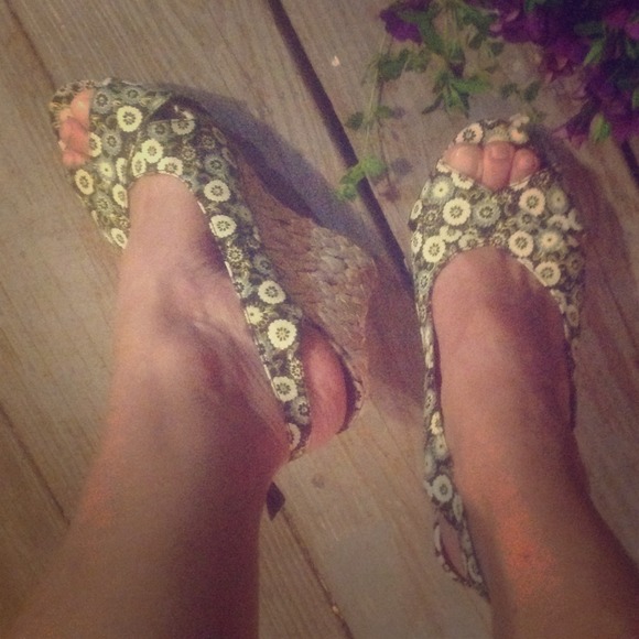 🌼Super Cute "Miss Me?" Summer Wedges.