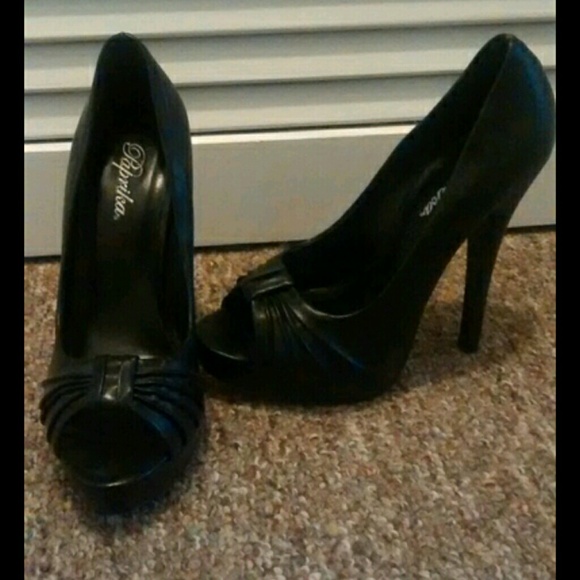 Black leather bow heels