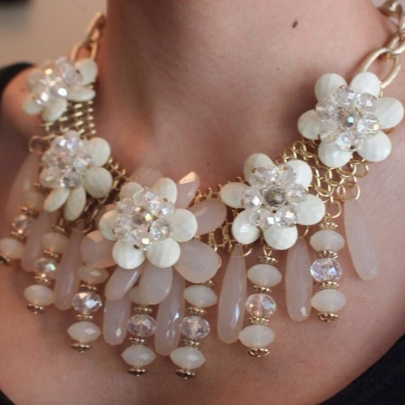 Banana Republic Flower Bloom Necklace - Picture 3 of 3