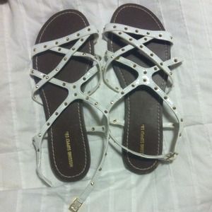 👰NWOT white strap sandals.