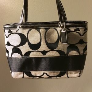 Black coach bag *matching wallet avail too*