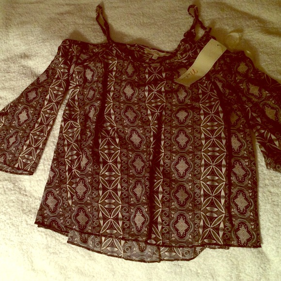 Elegant long sleeve with straps. 🌸😊