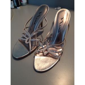 Studded silver heels 💎