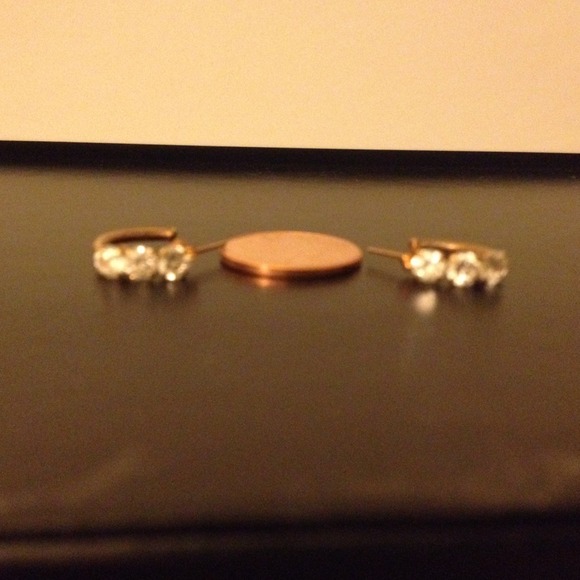 10k gold 3 stone diamond like cz earrings 1.2g - Picture 2 of 4